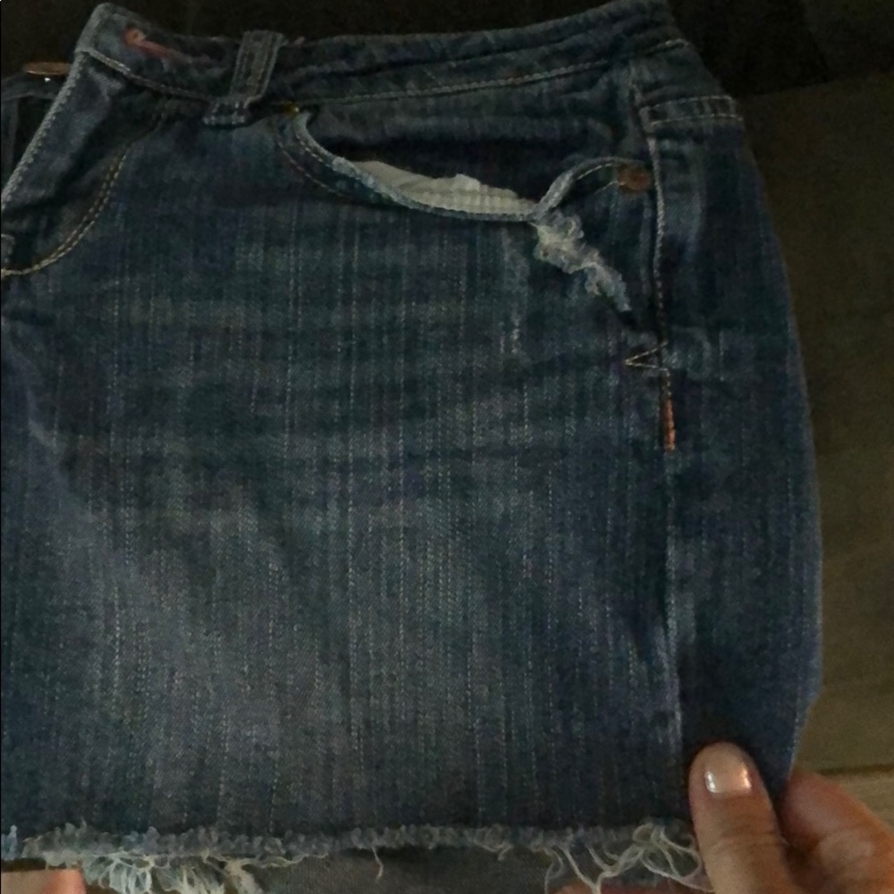 dark jean shorts. mid-rise
